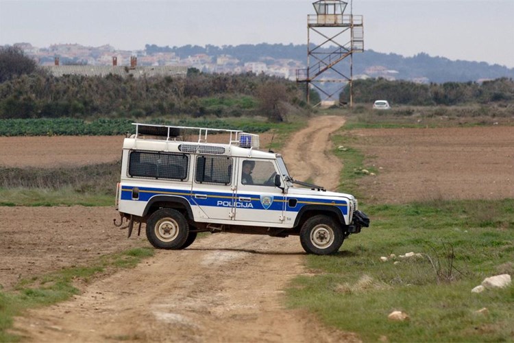 Slika /2018/policijski auto terenac.JPG